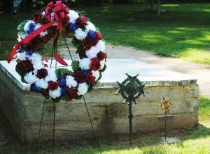 Photo of Patrick Henry's grave with memorial wreath